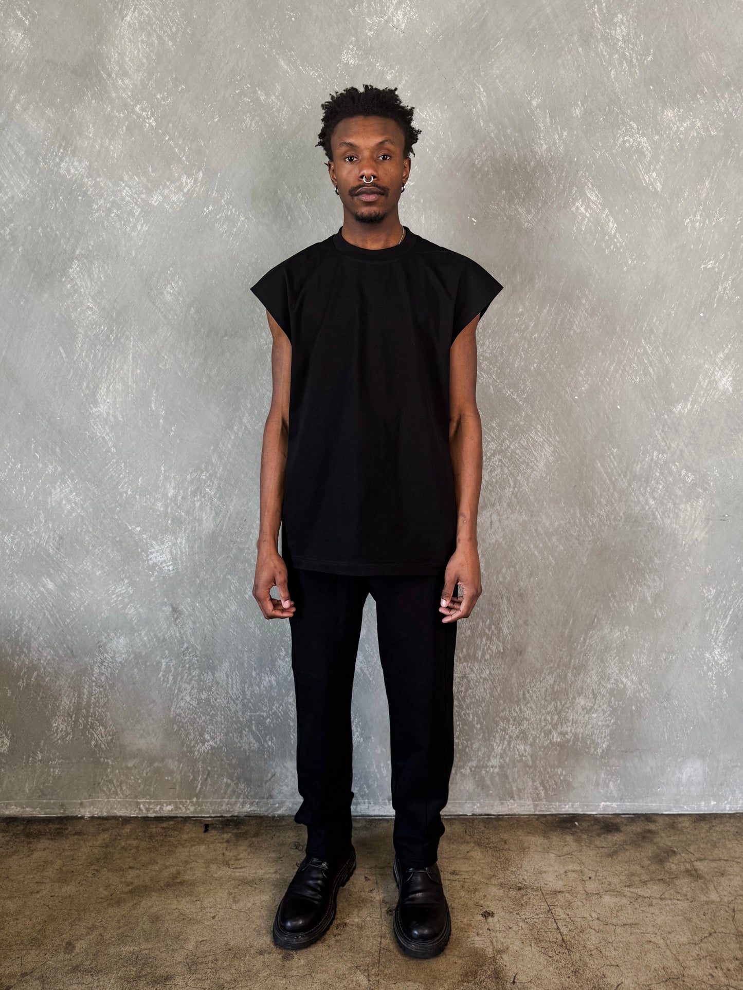 (VORBESTELLUNG) CUTOFF LUXUS-T-SHIRT – SCHWARZ