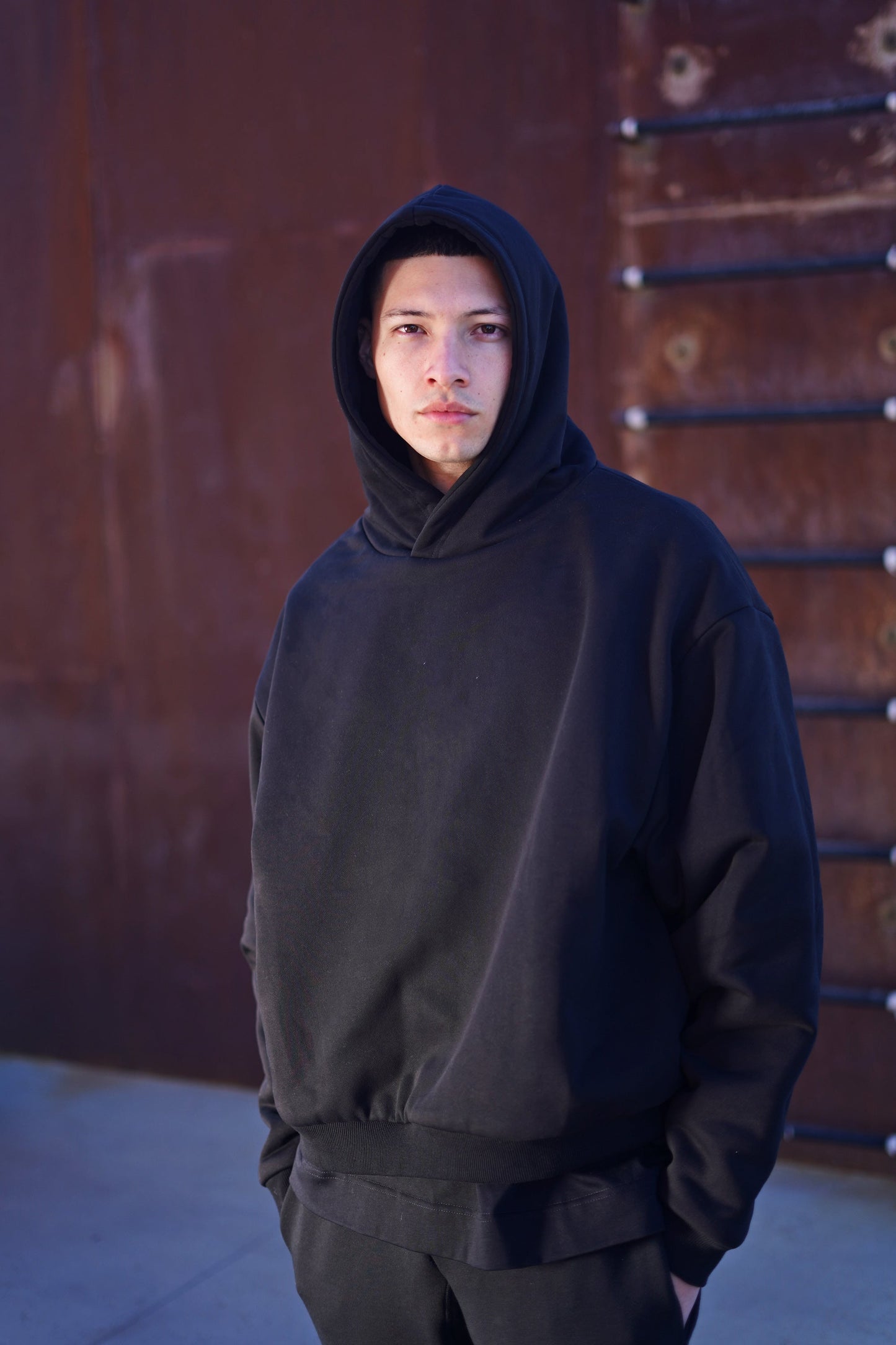 Doppellagiger, kastiger Kapuzenpullover mit großem Gesicht – Ash Heather