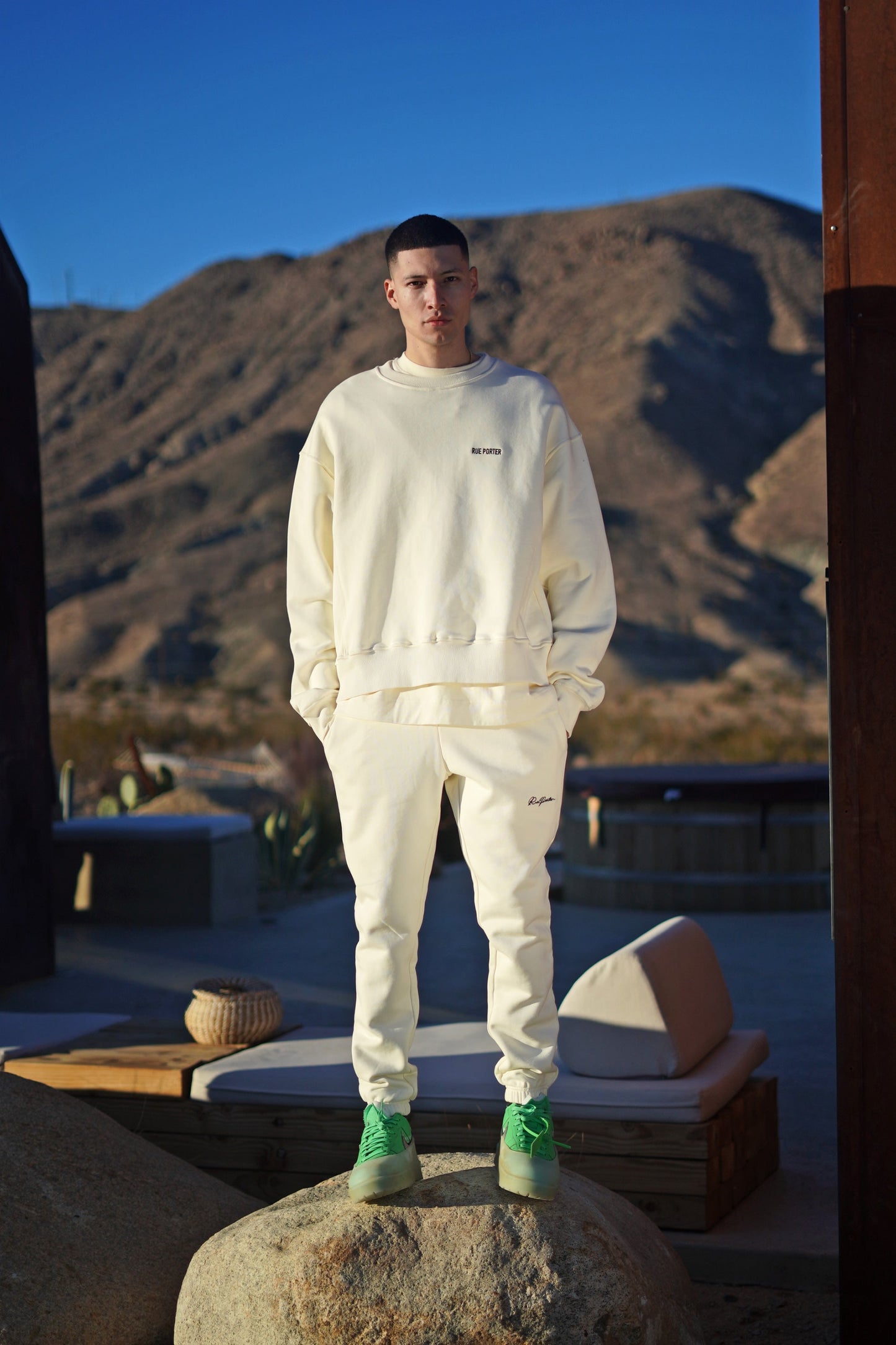 Rundhalspullover mit schwerem Logo – Creme